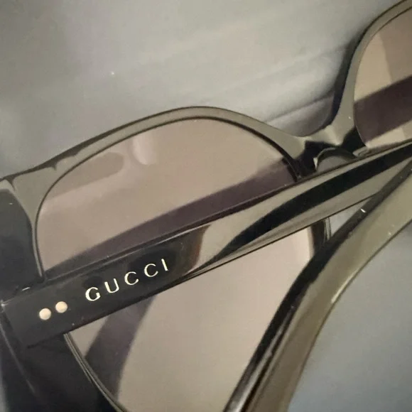 Beautiful Gucci Black Sunglasses! Authentic and classic! Excellent condition!! - Picture 5 of 10